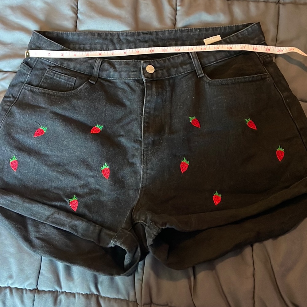 Black denim shorts plus size 2x strawberry 🍓